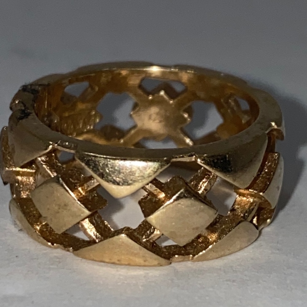 Vintage Avon gold tone wide band ring nice design